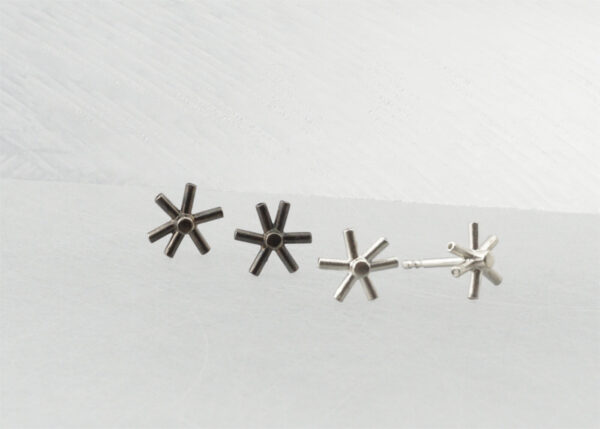 Silberne und geschwärzte Sternohrstecker